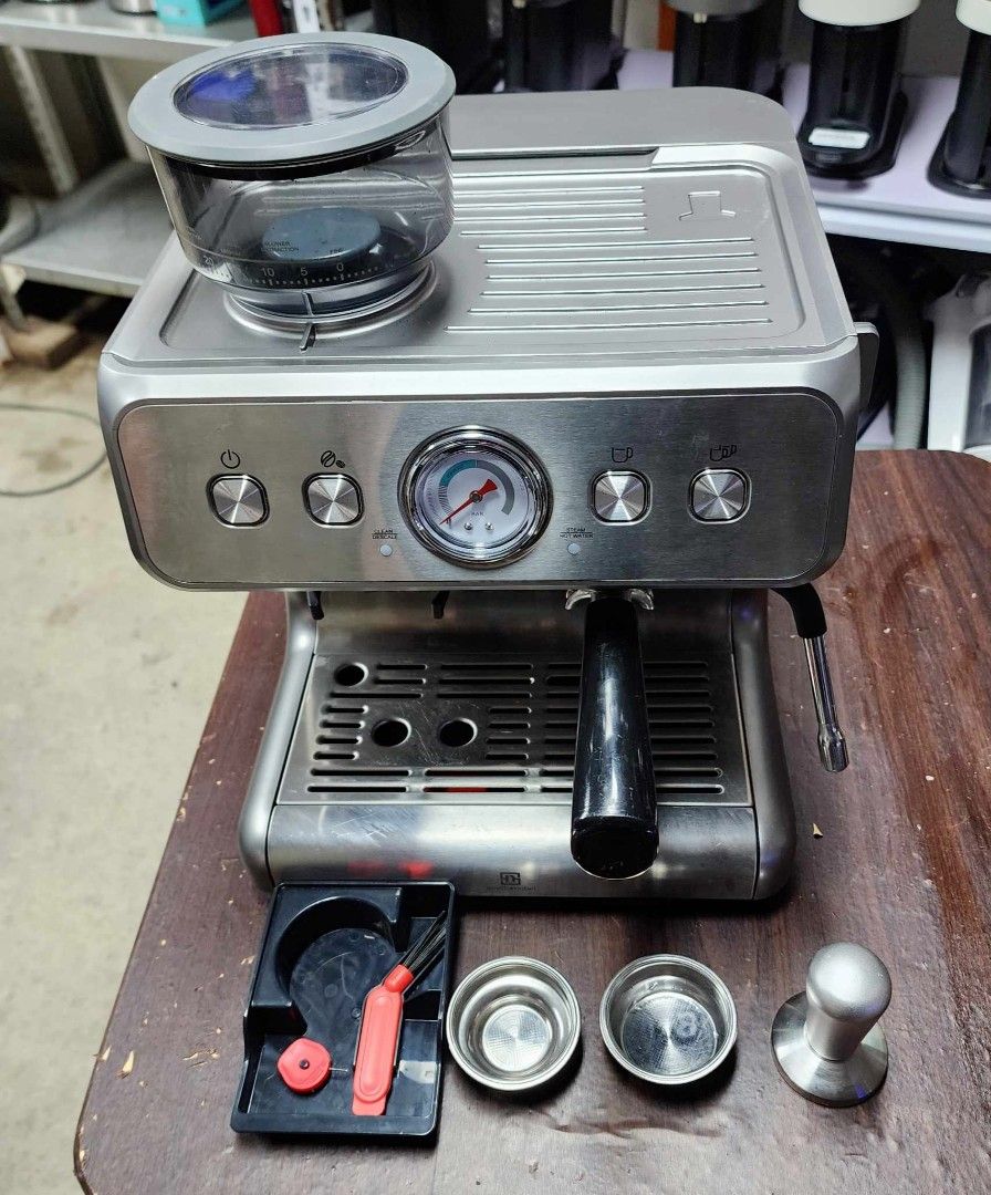 SMITH & NOBEL ESPRESSO MACHINE WITH BUILT IN GRINDER, TV & Home