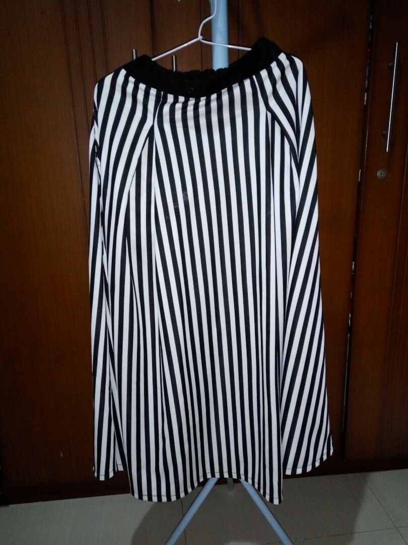 Stelan Garis Hitam Putih, Fesyen Wanita, Pakaian Wanita, Gaun & Rok di