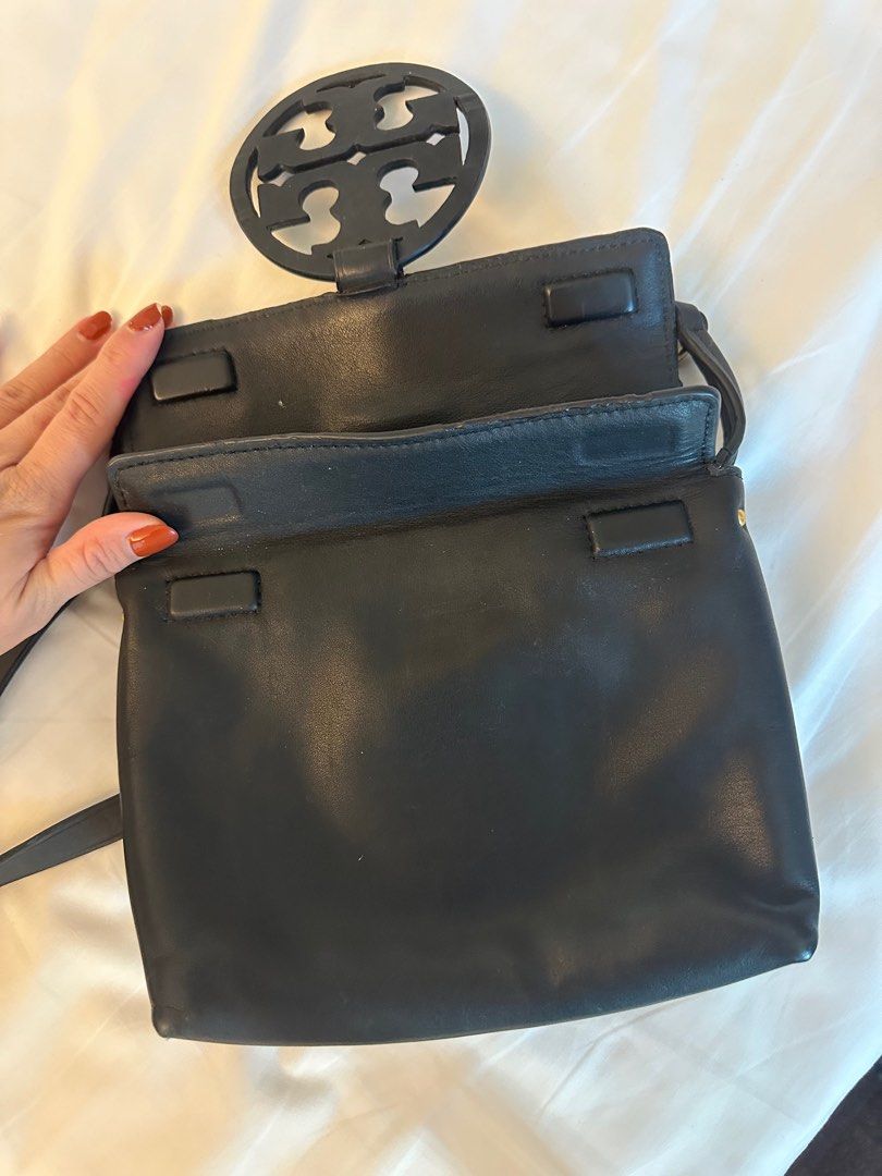 Tory Burch Miller Sling Leather (Category: Luxury Bags & Wallets) located in Angeles City. Submitted by bagpriceinfiniteluck (Listing ID 1265139648, Image 3). Description: Very mint condition, lost tassle but that does not affect the condition of the bag, black .