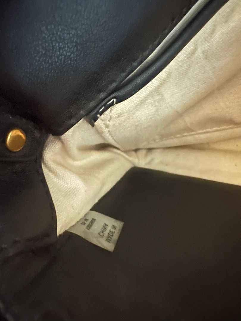 Tory Burch Miller Sling Leather (Category: Luxury Bags & Wallets) located in Angeles City. Submitted by bagpriceinfiniteluck (Listing ID 1265139648, Image 2). Description: Very mint condition, lost tassle but that does not affect the condition of the bag, black .