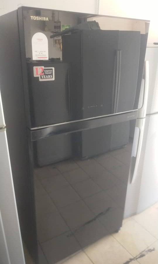 TOSHIBA Glass auto ice maker fridge