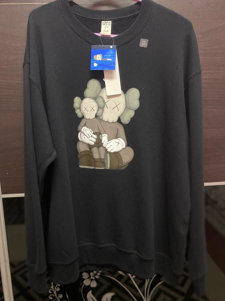 Sweater uniqlo x kaws hot sale