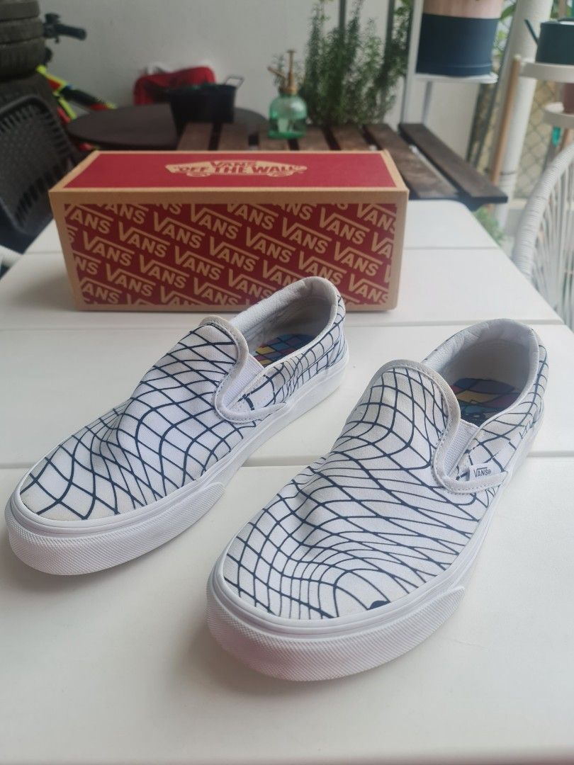 White laceless sale vans