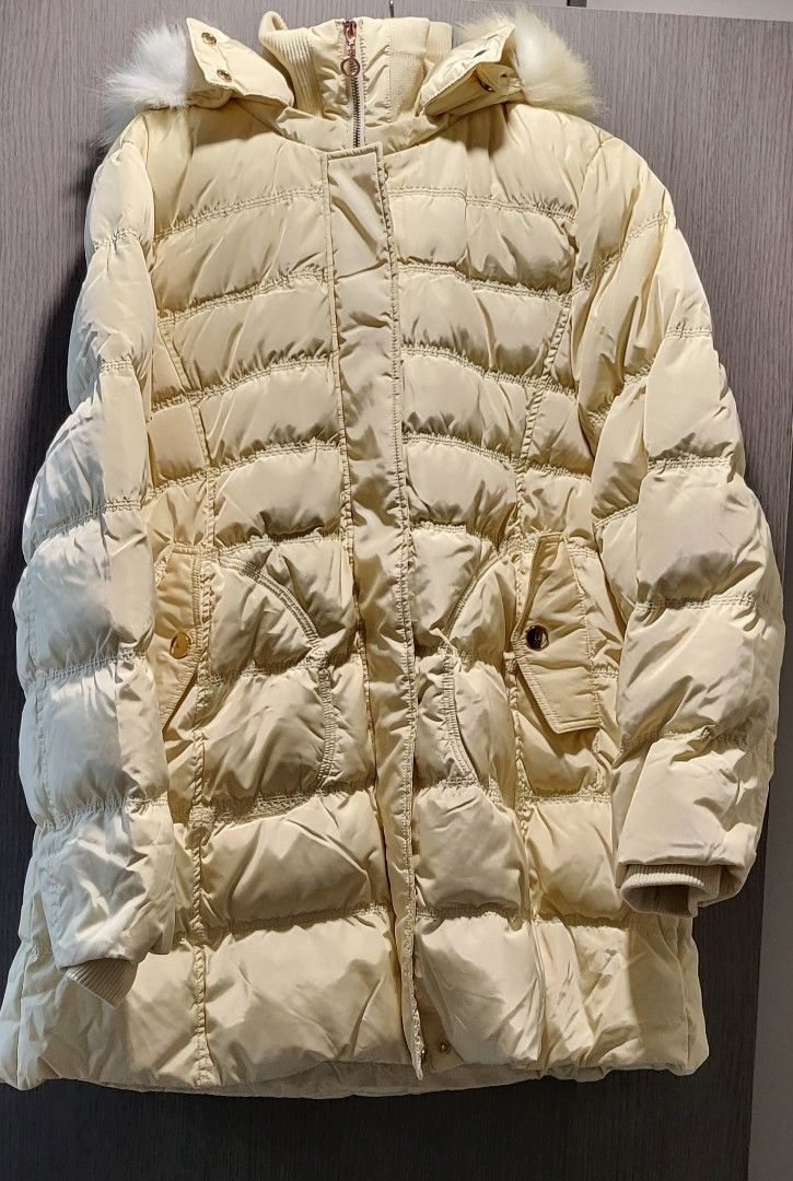 Winter jacket (Category: Coats, Jackets and Outerwear) located in Singapore. Submitted by chloeainee (Listing ID 1265121933, Image 3). Description: Deep winter jacket for under 5 degrees. New with tag attached. Suitable for Ht 160cm. Weight 59kg..