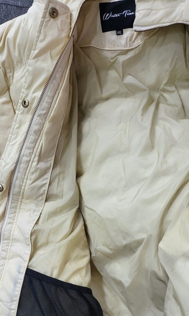 Winter jacket (Category: Coats, Jackets and Outerwear) located in Singapore. Submitted by chloeainee (Listing ID 1265121933, Image 2). Description: Deep winter jacket for under 5 degrees. New with tag attached. Suitable for Ht 160cm. Weight 59kg..