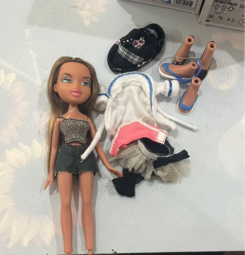 Bratz clothes clearance and shoes