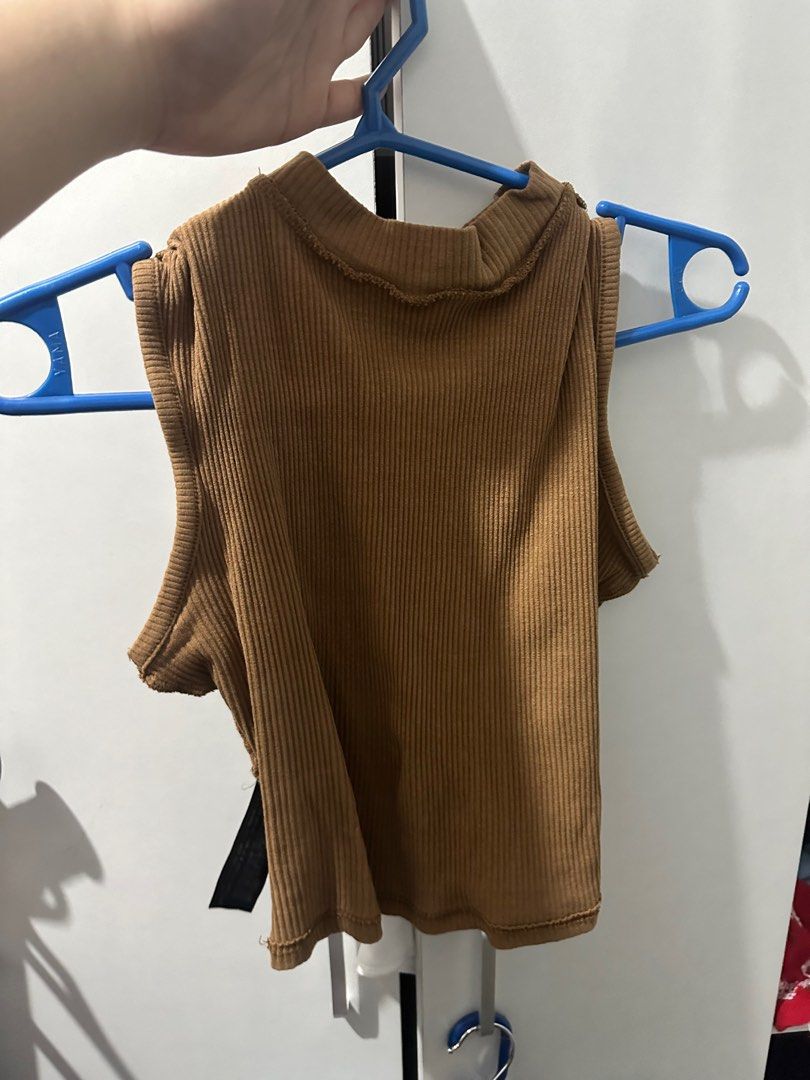 ZARA Crop Top Ribbed Brown - Medium (Category: Sleeveless) located in Manila. Submitted by everythingsale101 (Listing ID 1265111452, Image 2). Description: ZARA Good as new; ready to wear M on tag but can fit up to large (super stretchy material) Ribbed Brown color Cropped design.