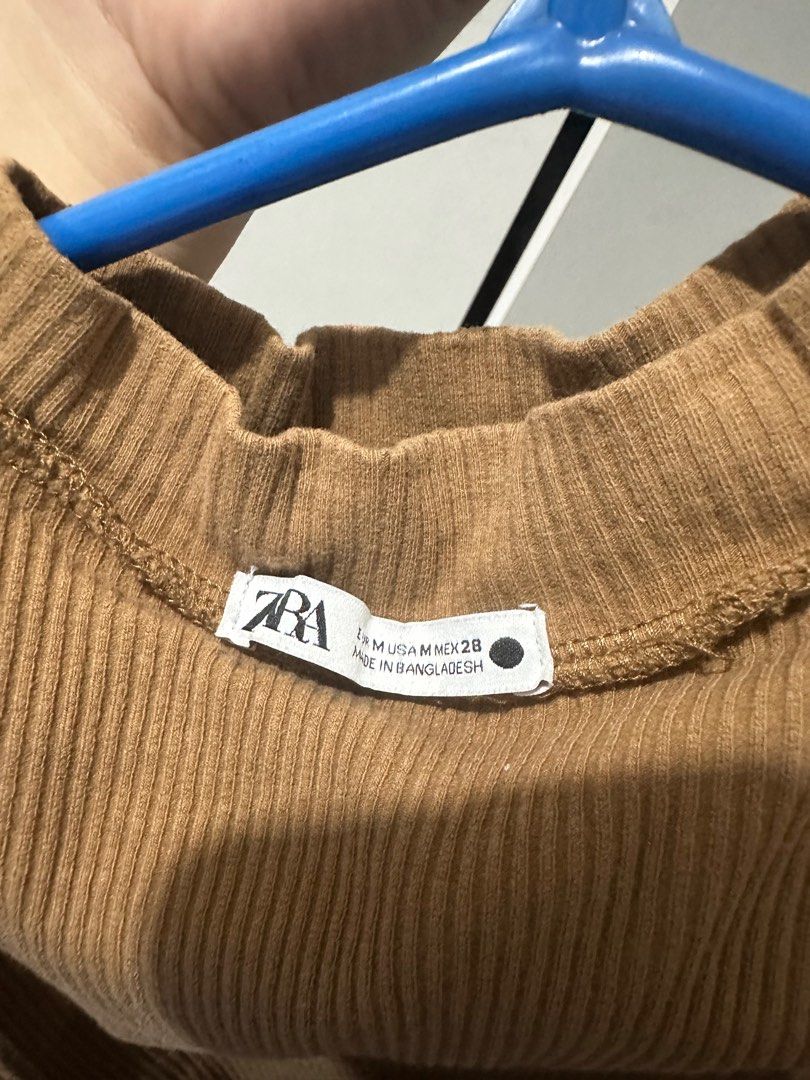 ZARA Crop Top Ribbed Brown - Medium (Category: Sleeveless) located in Manila. Submitted by everythingsale101 (Listing ID 1265111452, Image 3). Description: ZARA Good as new; ready to wear M on tag but can fit up to large (super stretchy material) Ribbed Brown color Cropped design.