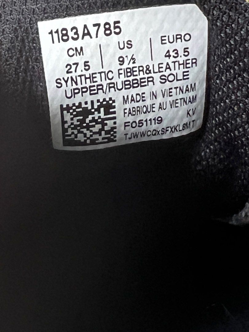 🐅 👟 Onitsuka Tiger Kami Trainer (Category: Sneakers) located in Singapore. Submitted by mbpfc (Listing ID 1265234138, Image 3). Description: Fantastic condition. Look at pic of the sole. Size as listed on box: - US unisex 9.5 - US women 11 - Euro 43.5 - 27.5cm - UK 8.5 Kami Trainer Black / White Only wore once and kept in storeroom. Box still available but a bit faded. Sporty, casual, trendy. .