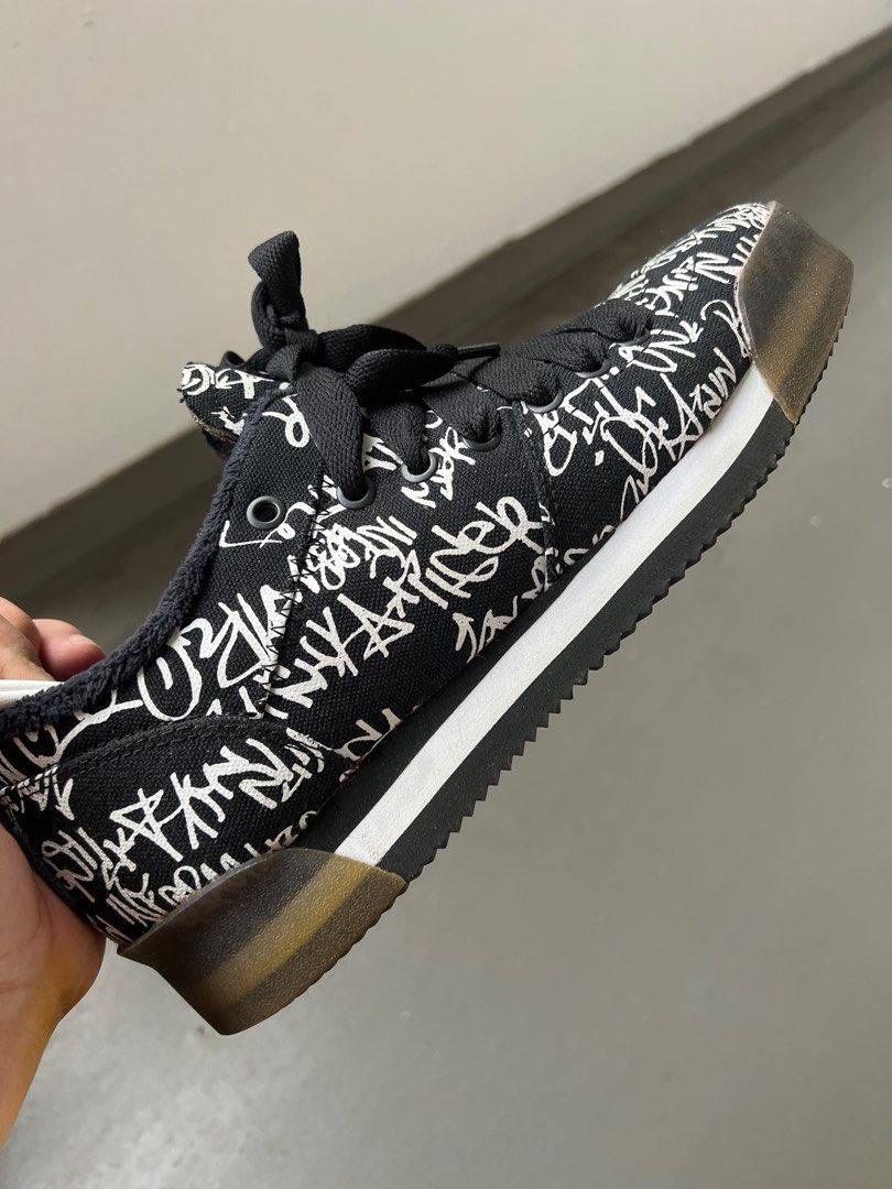 🐅 👟 Onitsuka Tiger Kami Trainer (Category: Sneakers) located in Singapore. Submitted by mbpfc (Listing ID 1265234138, Image 2). Description: Fantastic condition. Look at pic of the sole. Size as listed on box: - US unisex 9.5 - US women 11 - Euro 43.5 - 27.5cm - UK 8.5 Kami Trainer Black / White Only wore once and kept in storeroom. Box still available but a bit faded. Sporty, casual, trendy. .