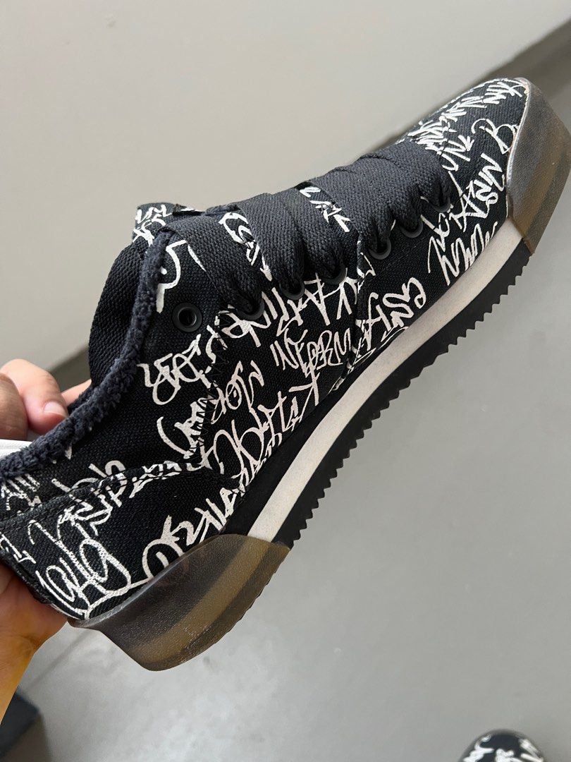 🐅 👟 Onitsuka Tiger Kami Trainer (Category: Sneakers) located in Singapore. Submitted by mbpfc (Listing ID 1265234138, Image 1). Description: Fantastic condition. Look at pic of the sole. Size as listed on box: - US unisex 9.5 - US women 11 - Euro 43.5 - 27.5cm - UK 8.5 Kami Trainer Black / White Only wore once and kept in storeroom. Box still available but a bit faded. Sporty, casual, trendy. .