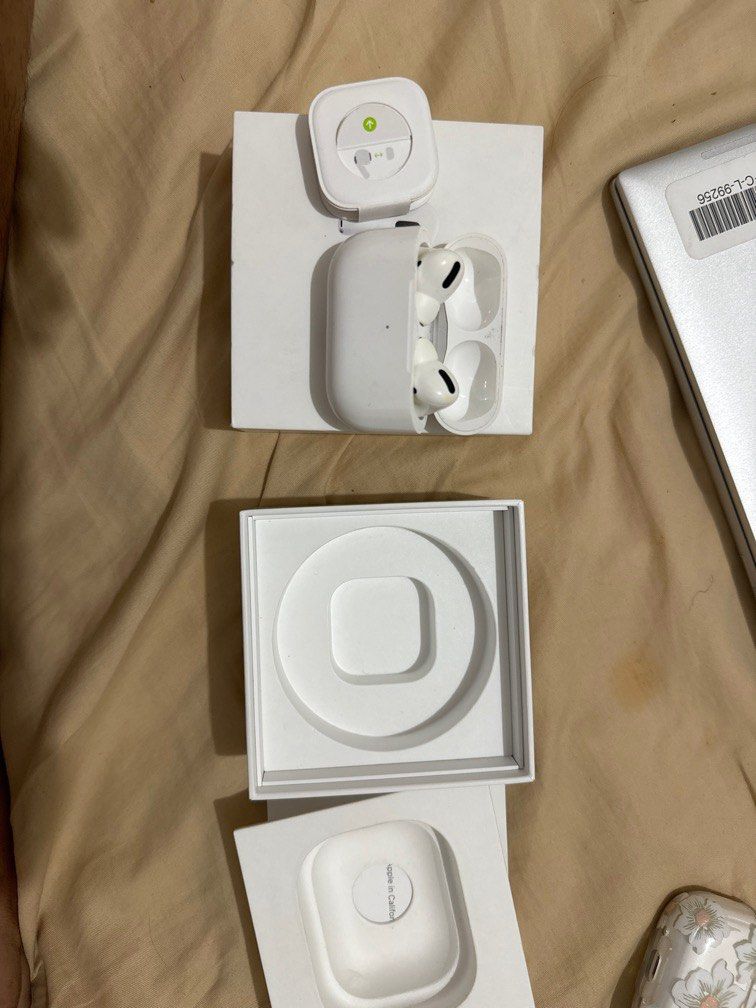 AirPods Pro Gen 1 (Category: Earphones) located in Quezon City. Submitted by kaymap01 (Listing ID 1265272979, Image 1). Description: AirPods with defective right earbud, still working but defective sound; open to testing prior to purchase.