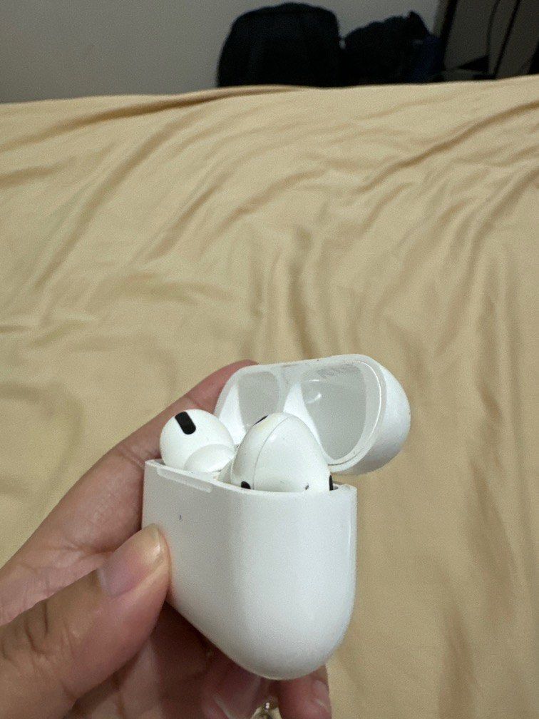 AirPods Pro Gen 1 (Category: Earphones) located in Quezon City. Submitted by kaymap01 (Listing ID 1265272979, Image 3). Description: AirPods with defective right earbud, still working but defective sound; open to testing prior to purchase.
