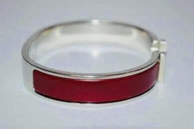 Authentic Hermes (Category: Luxury Accessories) located in Manila. Submitted by chloe_luxuries (Listing ID 1265184211, Image 3). Description: Guaranteed original hermes matt Clic H bangle Still in very good condition No more inclusion Size med. Pm for those interested.
