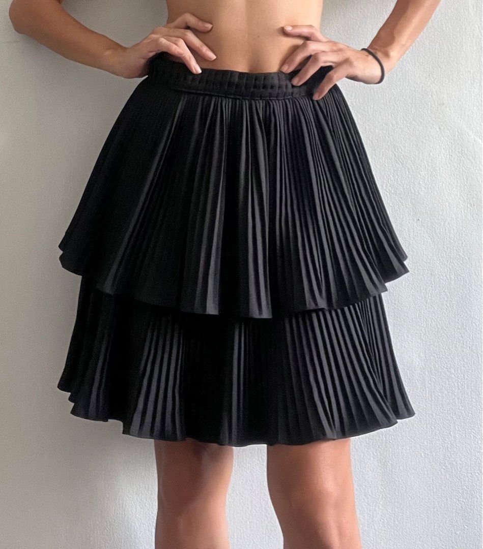 Black electric shop pleated skirt