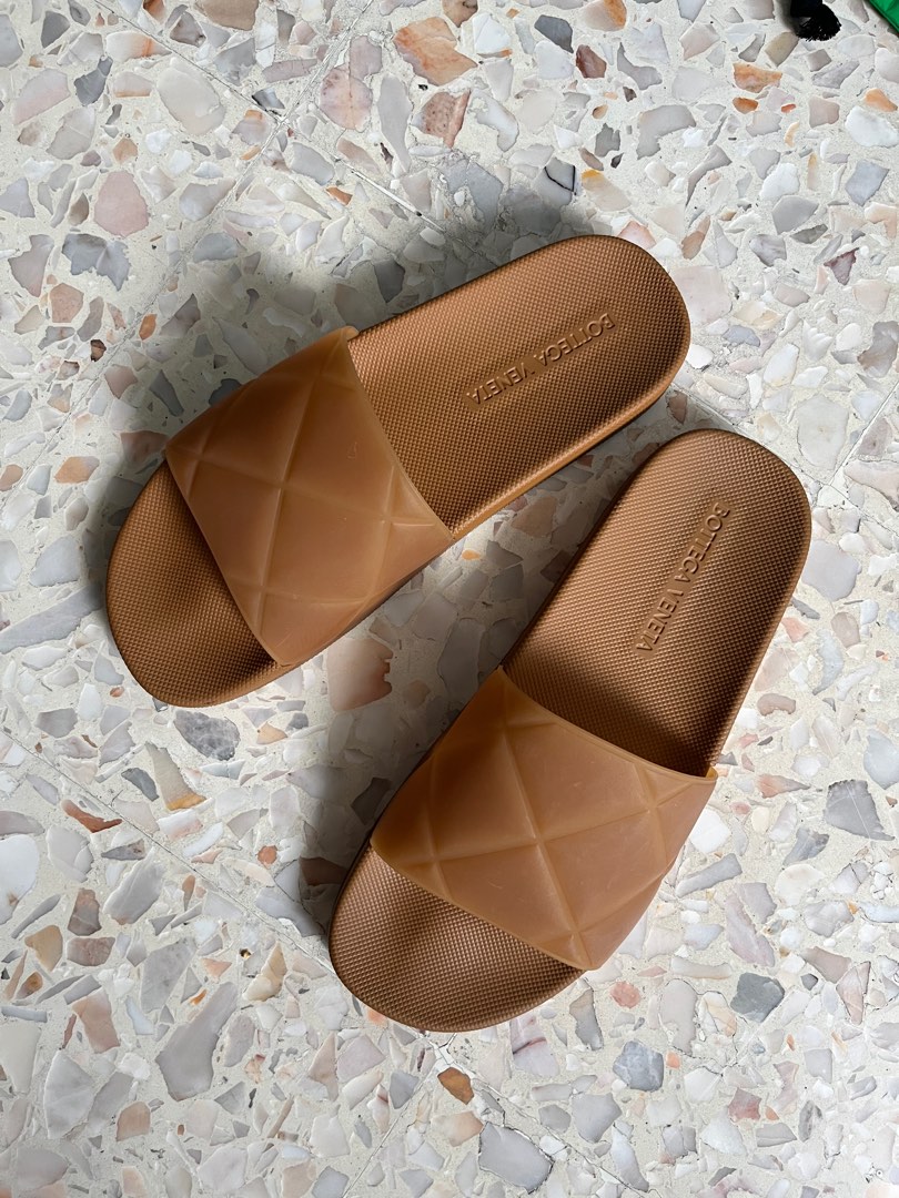 Bottega veneta shop pool slides