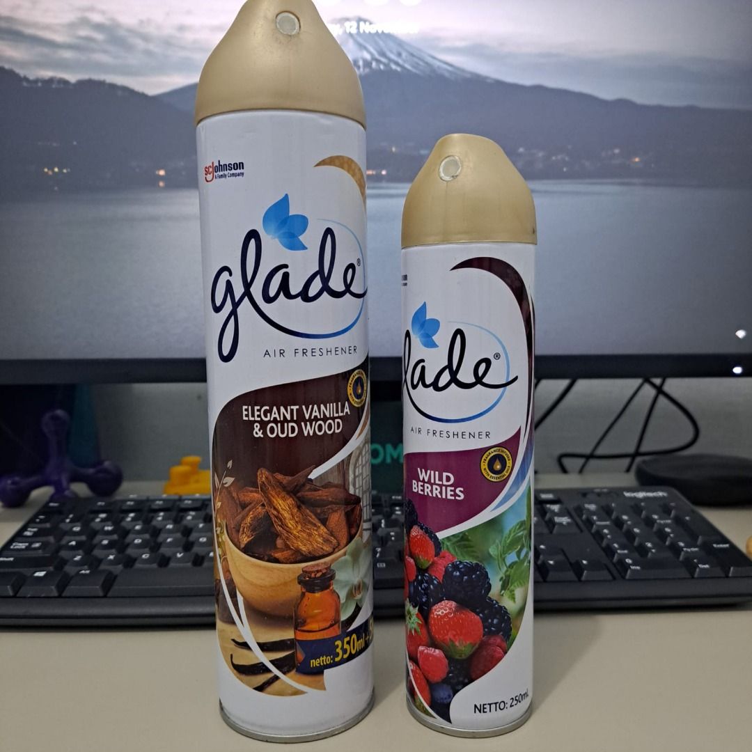BUNDLE Glade Aerosol Elegant Vanilla Oud Wood Glade Aerosol Wild Berries Pewangi Ruangan