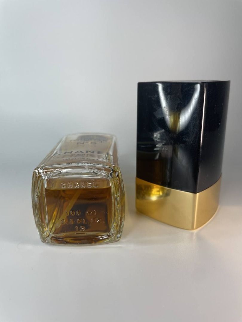 Chanel N5 vintage 100ml spray (Category: Fragrance & Deodorants) located in Mandaluyong City. Submitted by limonlime (Listing ID 1265233758, Image 3). Description: Vintage Chanel No. 5 100ml - A substantial piece of olfactory history. This larger 100ml bottle of vintage Chanel No. 5 embodies the pioneering essence of the floral-aldehyde group. It stands as the first perfume in this category and is renowned for the significant quantity of aldehyde