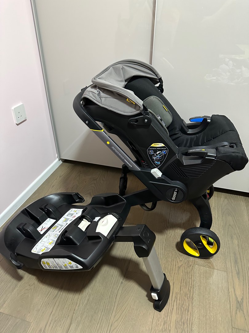 Doona car seat stroller + ISOFix base, Babies & Kids, Going Out, Car