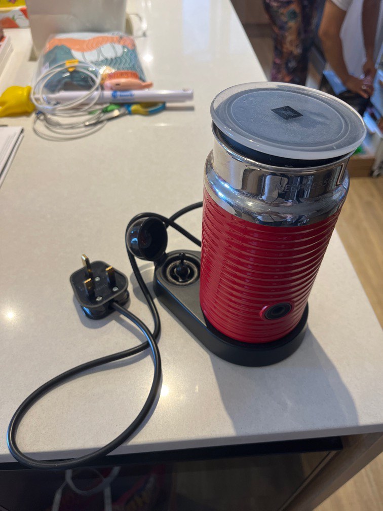 FREE 免費 Nespresso milk frother 打奶機 （onoff button not working / 開關按鈕壞了 ）齊件 full set 如新 as new