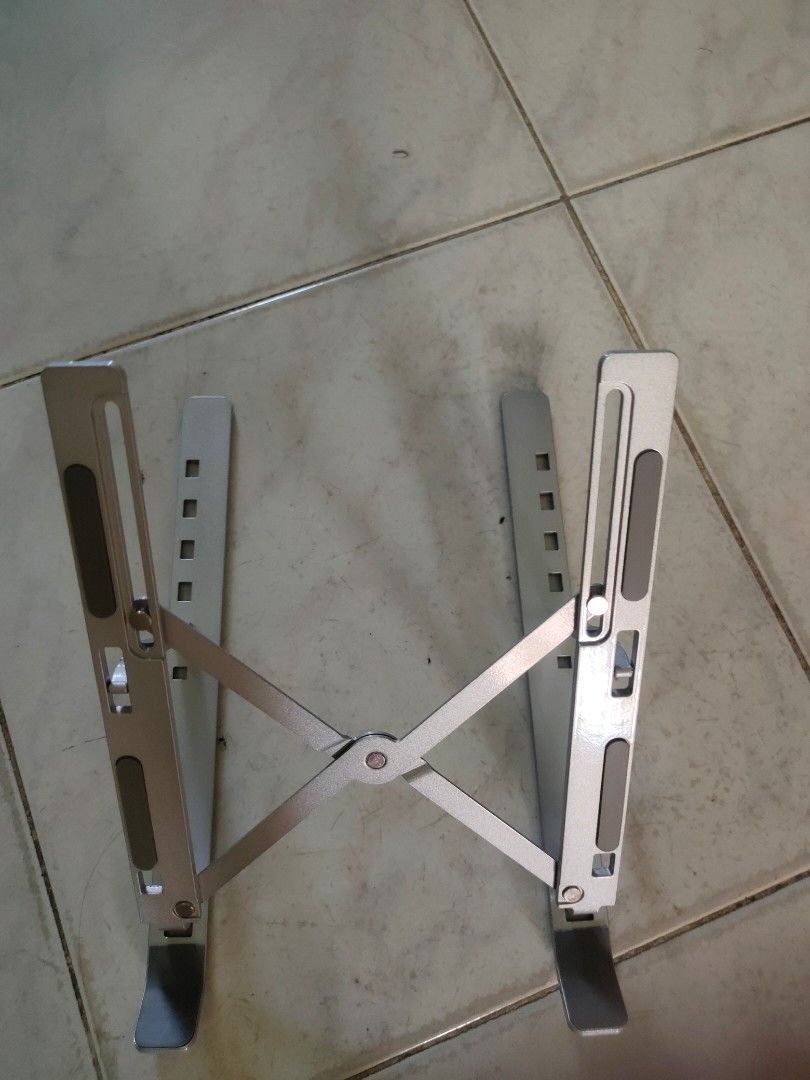 ipad （分類：電腦周邊產品）位於 Hong Kong。 由 ez8981 提交（商品編號 1265166790，圖片 3）。簡介： ipad架，有二盒小朋友使用視覺太底所以出售。。