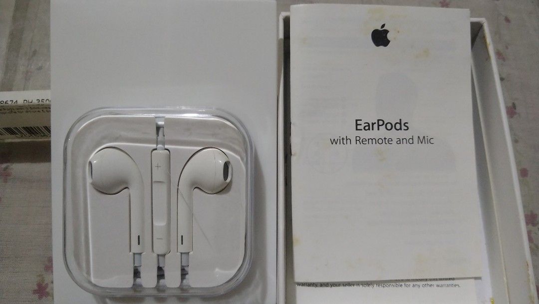 Iphone Earpods original authentic 3.5 mm audio jack (Category: Earphones) located in Mandaluyong City. Submitted by silentshark_08cad1 (Listing ID 1265292235, Image 1). Description: brand-new earpods iphone..original..just opened for checking....
