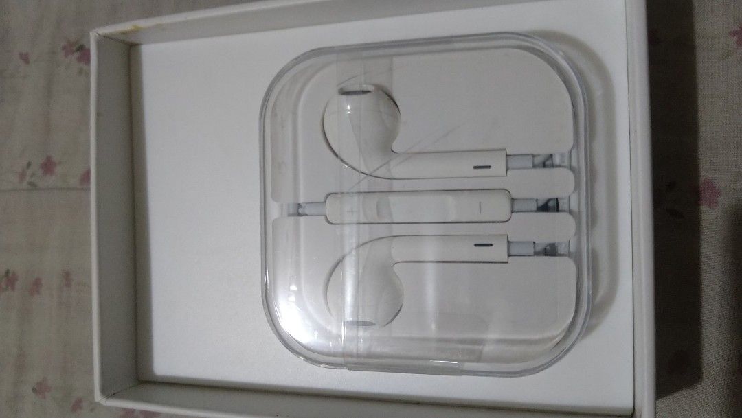 Iphone Earpods original authentic 3.5 mm audio jack (Category: Earphones) located in Mandaluyong City. Submitted by silentshark_08cad1 (Listing ID 1265292235, Image 2). Description: brand-new earpods iphone..original..just opened for checking....