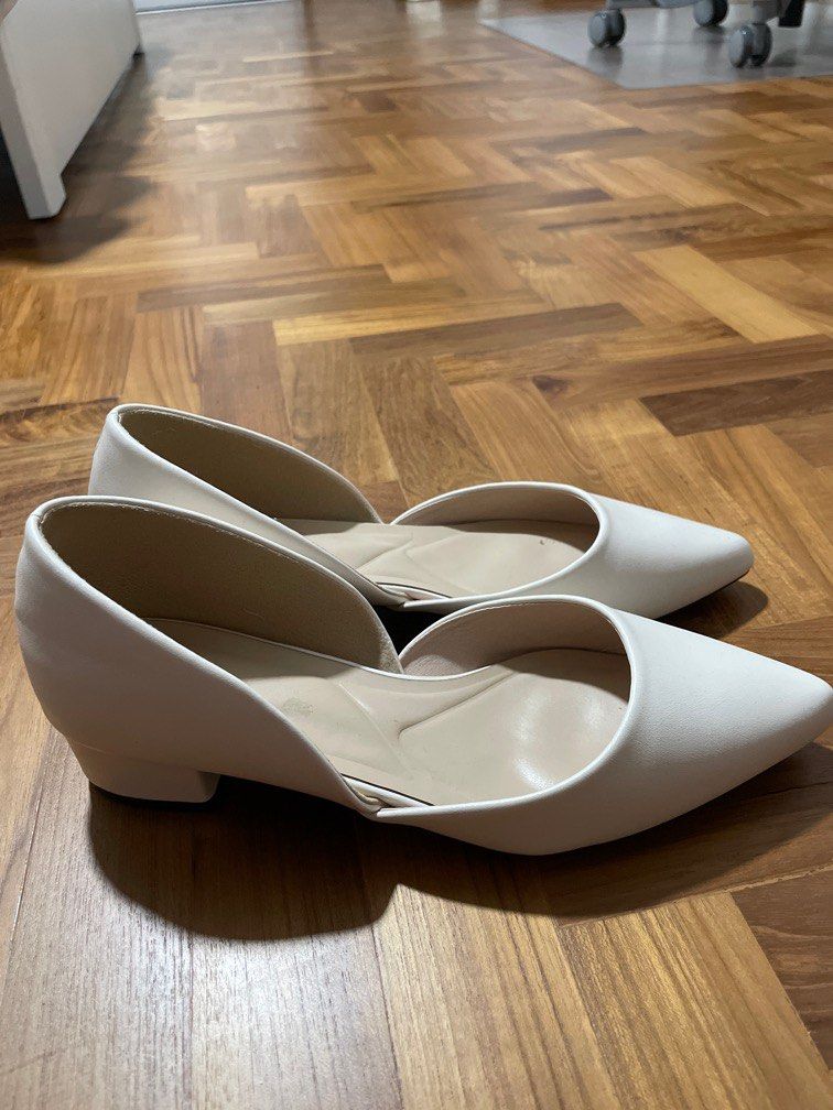 White pointed online toe kitten heels
