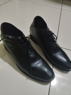 Leather shoes w/ added heights