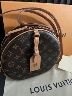 Shop Louis Vuitton 2022 SS Street Style Chain Plain Leather Logo Backpacks  (Mikrie, RACER BACKPACK, M20664) by Mikrie