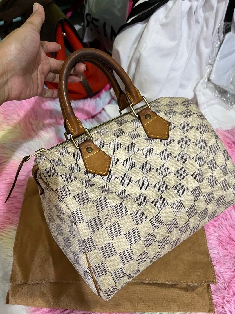 Lv asur speedy 25 (Category: Luxury Bags & Wallets) located in Calamba. Submitted by aliehs18 (Listing ID 1265160345, Image 2). Description: Elbi Speedy 25 Asur 💯Original moneyback guarantee if proven fake. Bought mismo 🇯🇵 sign of usage only comes with dust bag. maganda pa po inperson matigas pa ang canvas niya. mahal po ang mga size 25 ng lv good deal na toh promise‼️lalo na sa asur. mine niyo na yan..