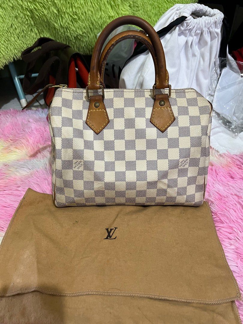 Lv asur speedy 25 (Category: Luxury Bags & Wallets) located in Calamba. Submitted by aliehs18 (Listing ID 1265160345, Image 1). Description: Elbi Speedy 25 Asur 💯Original moneyback guarantee if proven fake. Bought mismo 🇯🇵 sign of usage only comes with dust bag. maganda pa po inperson matigas pa ang canvas niya. mahal po ang mga size 25 ng lv good deal na toh promise‼️lalo na sa asur. mine niyo na yan..