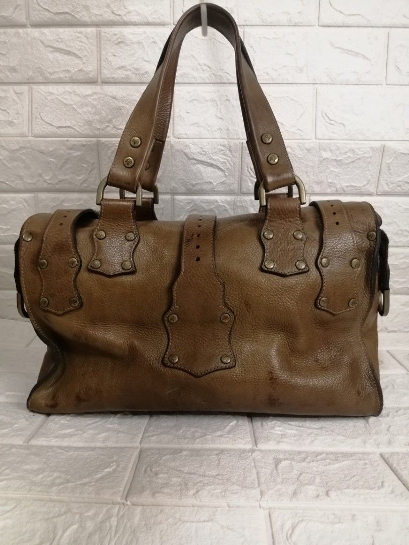Mulberry Roxanne Leather Handbag (Category: Luxury Bags & Wallets) located in Las Pinas. Submitted by etoksi1234 (Listing ID 1265196162, Image 2). Description: Pre-loved Mulberry Roxanne Leather Handbag. RIRI zip inside. With provision for sling but no sling included. Made in Turkey. Please manage your expectations. All sales are final. Kindly examine pictures carefully when buying online. No return, exchange policy....