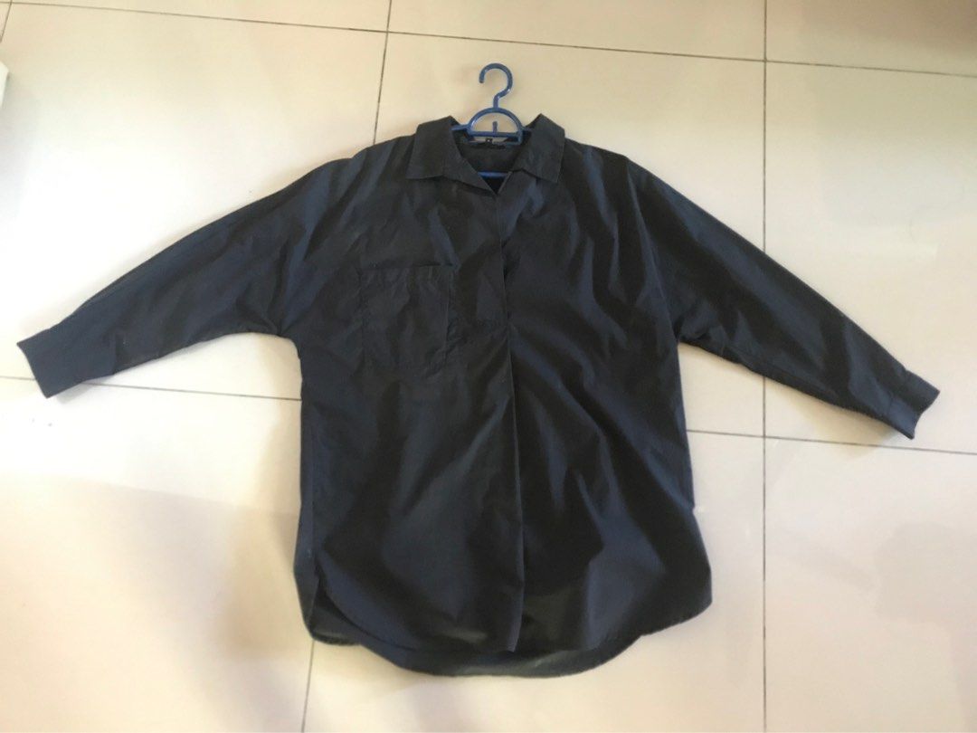 Oversize blouse (Category: Blouses) located in Bentong. Submitted by liuyeelee (Listing ID 1265156708, Image 1). Description: Oversize blouse.
