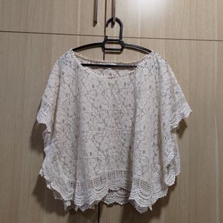 [preloved] The Valley Off-White Floral Lace Crop Top (Size M)
