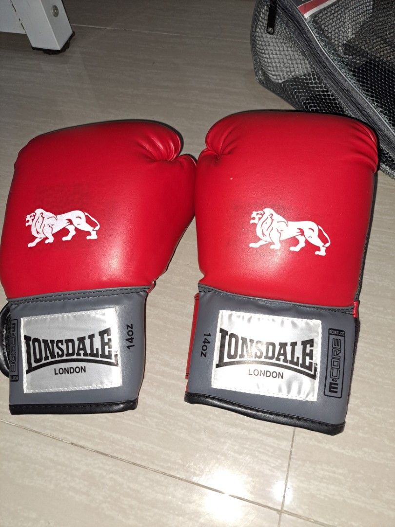 Pro Boxing Gloves 14 oz (very lightly used), Sports Equipment, Exercise
