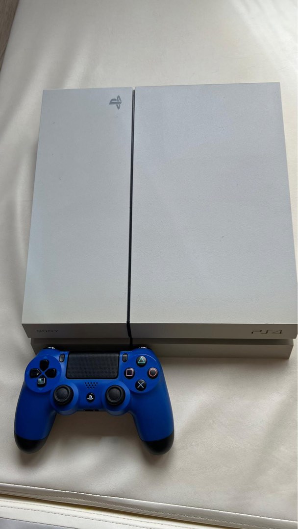 PS4 console and controllers / 主機連兩手制, 電子遊戲, 電子遊戲機 