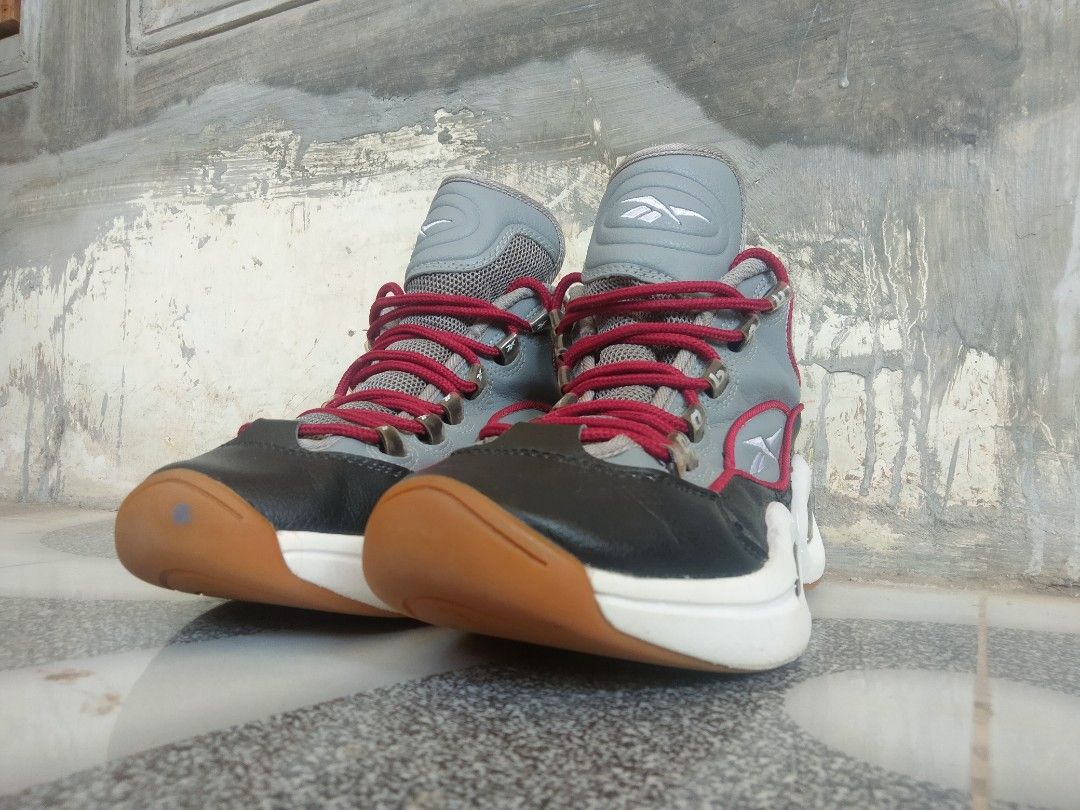 Reebok question practice Fesyen Pria Sepatu Sneakers di Carousell