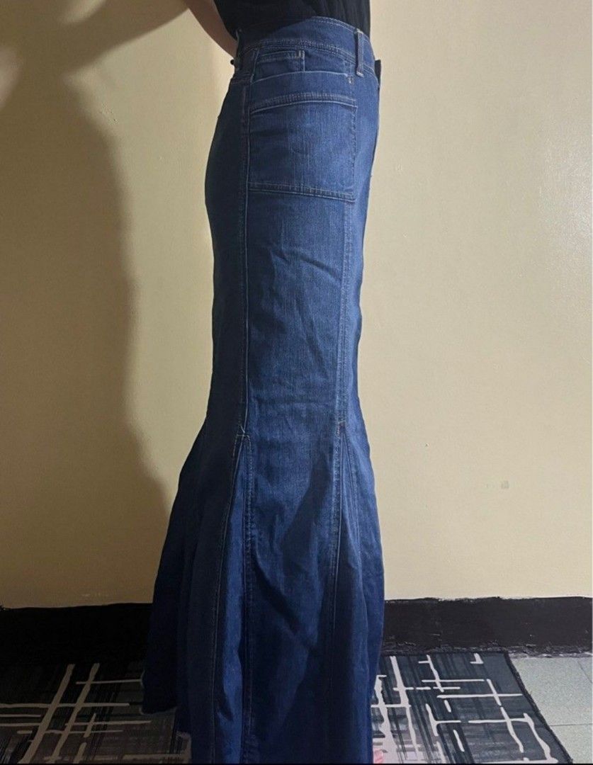Venezia Long Denim Skirt (Category: Other Bottoms) located in Navotas City. Submitted by bubblyliam (Listing ID 1265221268, Image 2). Description: Long Denim Skirt size 16 on tag laid flat 18 inches sign of usage.