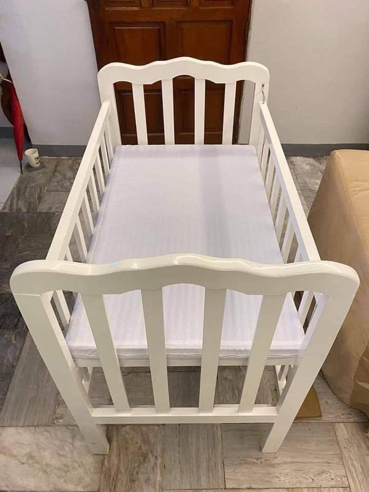 Wooden crib (adjustable and rounded corners), Babies & Kids, Baby