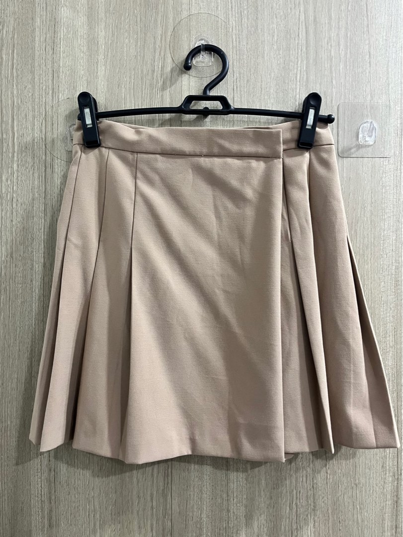Pleated mini store skirt design