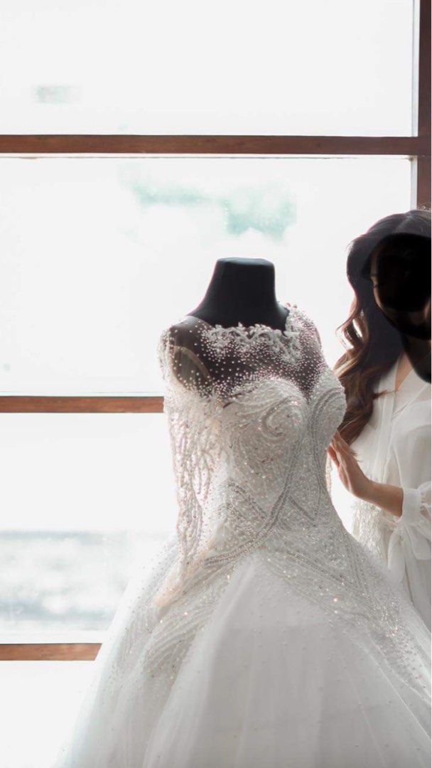 Bridal gown (Category: Evening dresses & gowns) located in San Pedro. Submitted by ginasantiago (Listing ID 1265529546, Image 2). Description: Selling for a friend Measurements to follow.