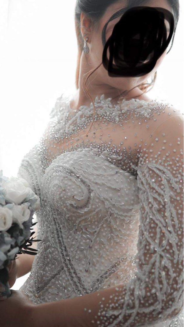 Bridal gown (Category: Evening dresses & gowns) located in San Pedro. Submitted by ginasantiago (Listing ID 1265529546, Image 1). Description: Selling for a friend Measurements to follow.