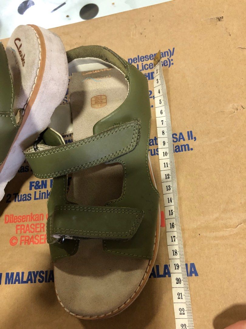Clarks flip hot sale flops kids brown