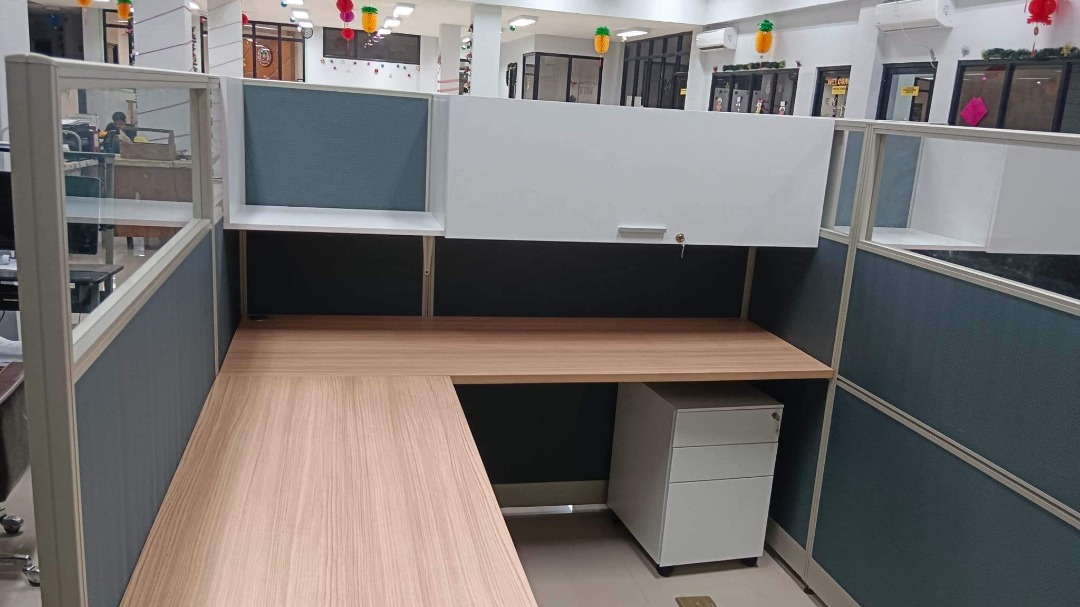 CUBICLE TABLE OFFICE FURNITURE PARTITION, Furniture & Home Living ...