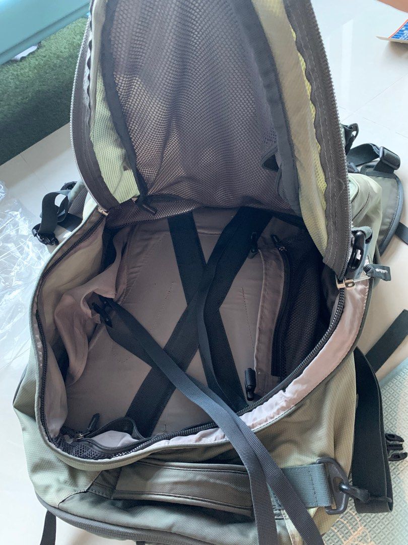 Deuter variquick 70+10 traveller backpack, Hobbies & Toys, Travel