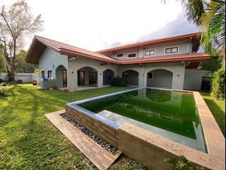 Fresh 5BR Corner House with Infinity Pool and Garden at Green Meadows