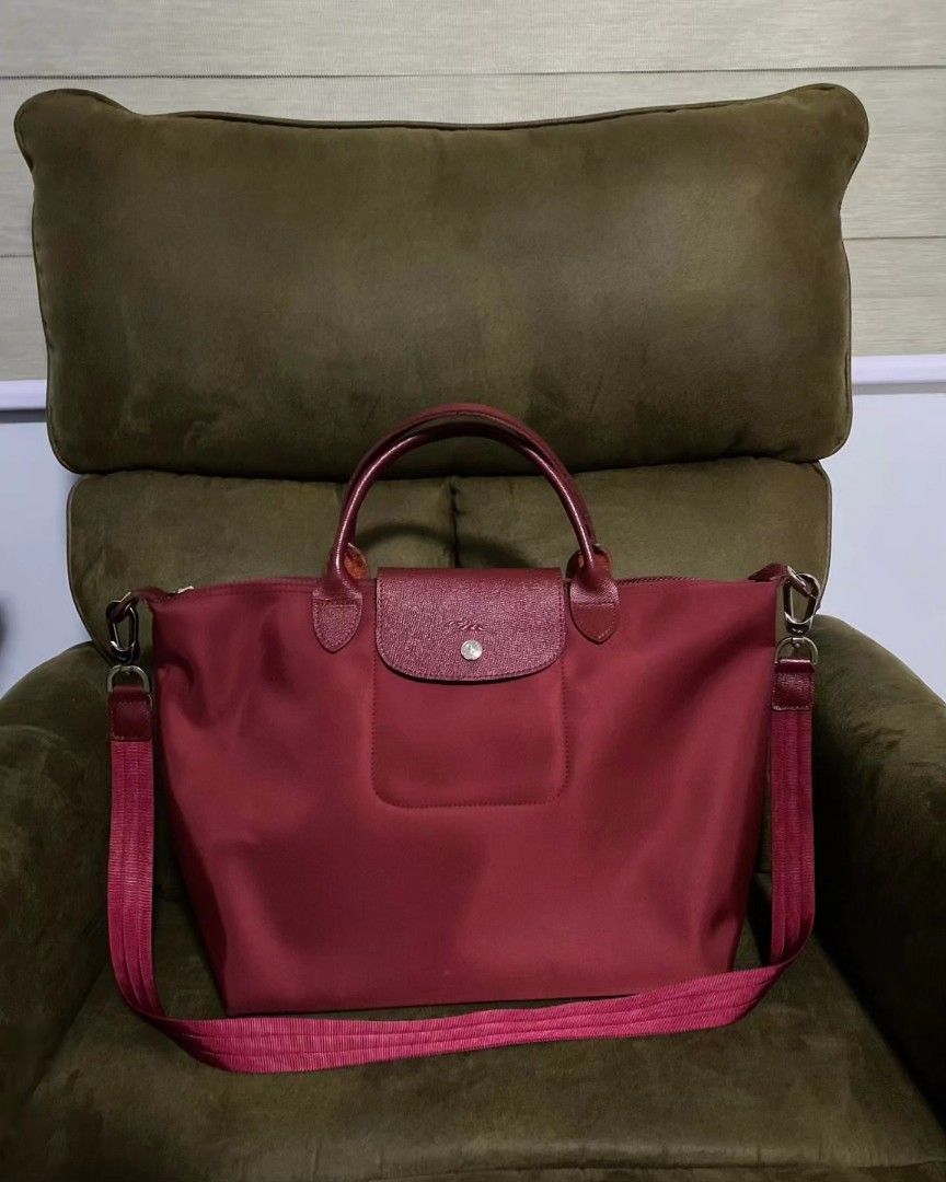 Longchamp Le Pliage Néo Medium Handbag with Strap (Category: Luxury Bags & Wallets) located in Makati City. Submitted by ehkcmasaya (Listing ID 1265528691, Image 1). Description: Another decluttered item FOR SALE!!! LONGCHAMP Le Pliage Néo Medium Handbag with Strap ✅️ Removable, adjustable crossbody strap ✅️ Dual top handle ✅️ Top zip with snap flap closure ✅️ Silvertone hardware ✅️ Polyamide canvas ✅️ Lining: Polyamide ✅️ Imported ✅️ SIZE: 12.6"