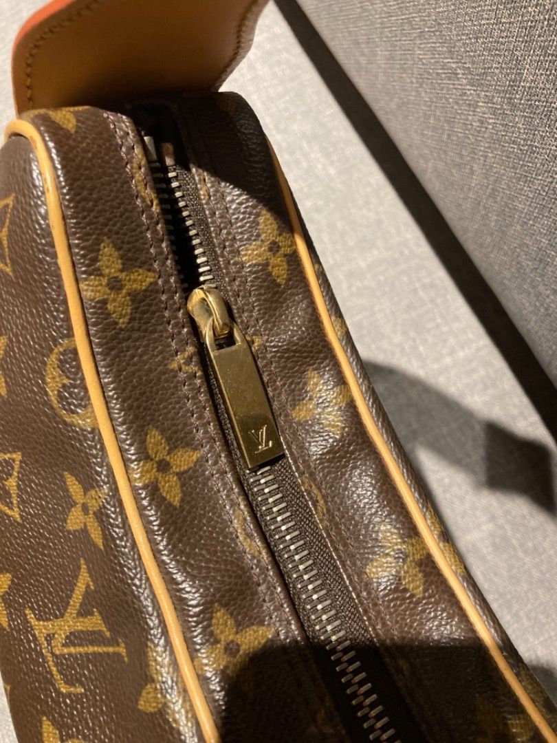 💯% Authentic LV Monogram Croissant MM Hobo Bag, Luxury, Bags & Wallets on  Carousell
