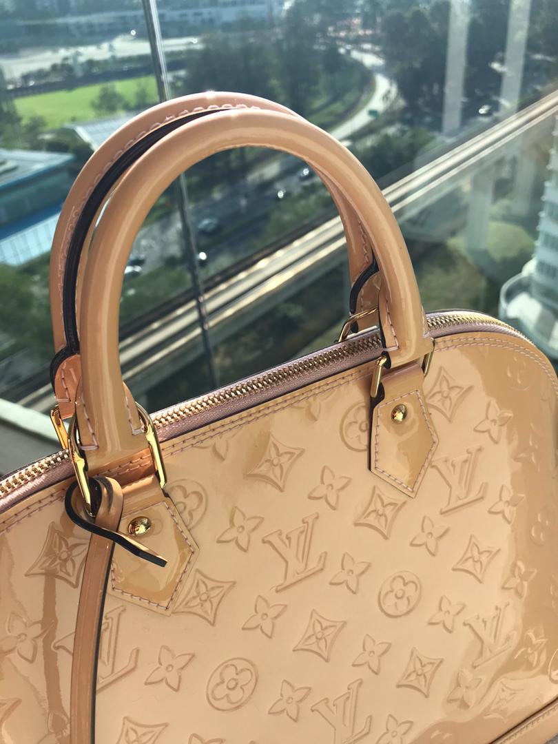 Wear and Tear Review Louis Vuitton Alma bb Vernis (color transfer